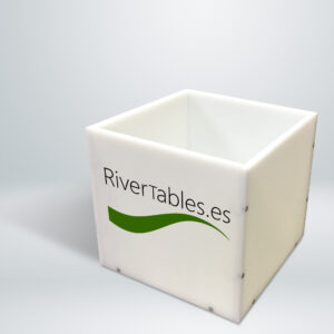 Stampo in resina epossidica 20x20x20 che mostra la profondità e la struttura delle pareti laterali